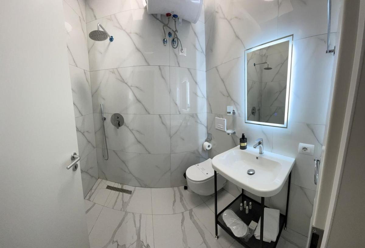 Jona Lovely 2 Bedroom 2 Bathroom Ap Free Parking * Tirana